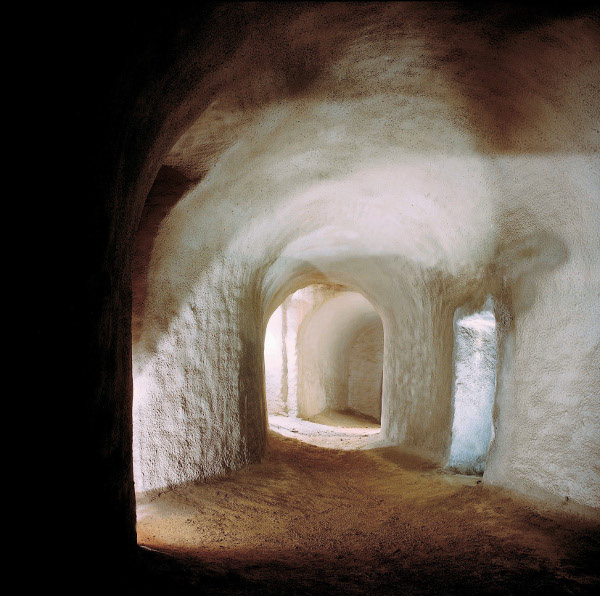 Obr. 4. Labyrint pod Zelnm trhem - sklepen znien stkanm betonem (foto: P. Baran, P. Francn)