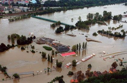 Pohled na pedmtn zem pi povodni v 08. 2002