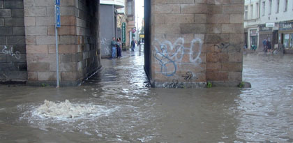 Vron vody z Vltavy kanalizan st do Karlna, srpen 2002