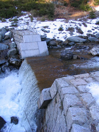 Klínový potok - stupeň s přelivem z velkých kamenů