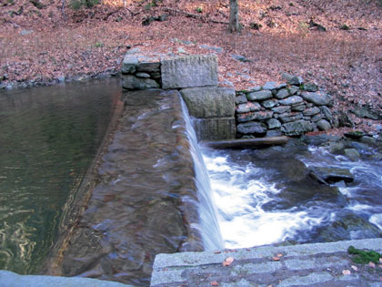 Kotelský potok, přehrážka z dvojité sruboviny s boky vyzděnými z kamene