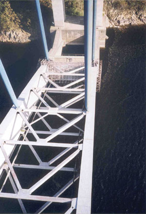 Pohled na ztuen konstrukce mostu
