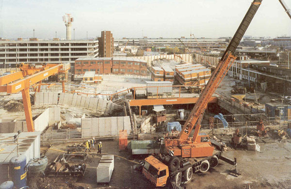 Obr. 1. Propad ternu a pokozen budovy nad zvalem tunelu Heathrow