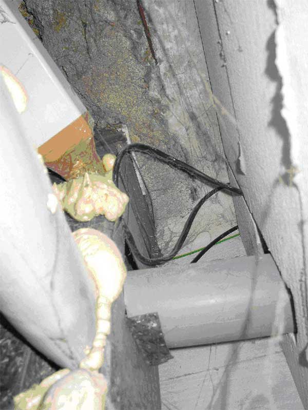 Detail pipojen potrub z kuchyn do spolenho vtlaku odpadnho vzduchu v atn pi rekonstrukci bytu