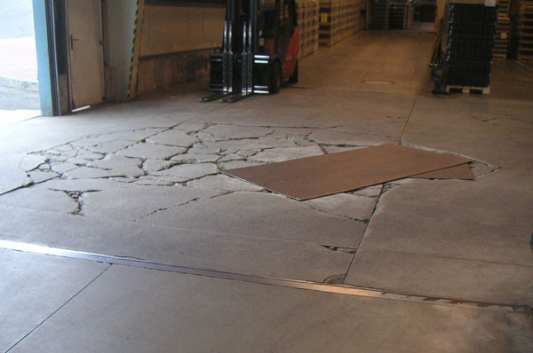 Obr. 3. Rozlman drtkobetonov podlaha ve vjezdu skladu