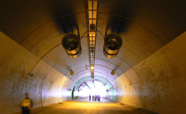 Obr. 10. Dvojice proudovch ventiltor v tunelu Klimkovice