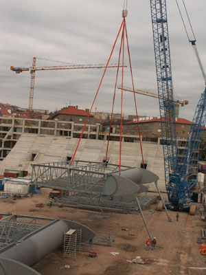 Mont ocelov konstrukce stechy  fotbalovho stadionu SK Slavia.