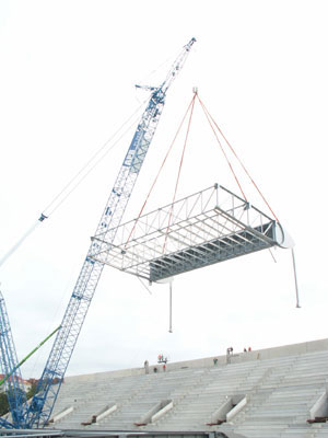 Mont ocelov konstrukce stechy  fotbalovho stadionu SK Slavia.