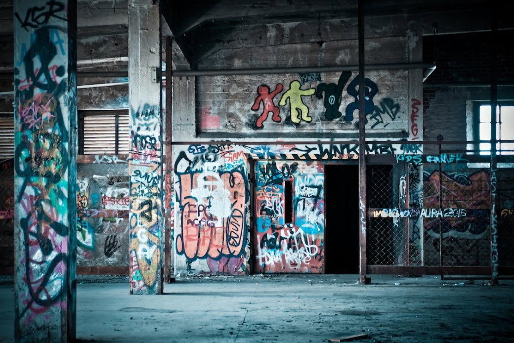 https://www.pexels.com/cs-cz/foto/budova-graffiti-malovani-opusteny-162379/