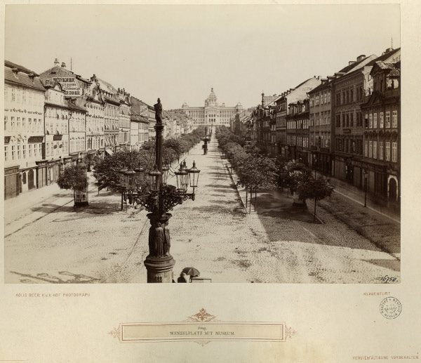 Obr. 5. Václavské náměstí s alejemi a Národním muzeem, A. Beer, 1890 (Zdroj: Muzeum hl. m. Prahy)
