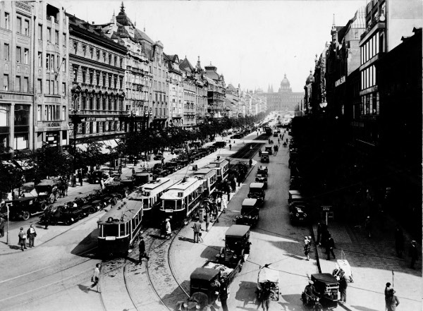 Obr. 7. Tramvajová zastávka na Můstku, autor neznámý, 1925-28 (Zdroj: Archiv hl. m. Prahy)