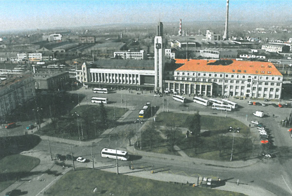 Pohled na původní stav Riegrova náměstí. Tento velký městský prostor navazuje na průčelí architektonicky velmi cenné budovy hlavního železničního nádraží.