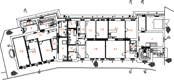 Půdorys přízemí (1 - vstup, 2 - schodiště, 3 - sklepy, 4 - garáž, 5.1 - chodba, 5.2 - obývací pokoj, 5.3 - kuchyně a jídelna, 5.4 - ložnice, 5.5 - sociální zařízení, 6 - technická místnost, 7.1 - vstup, 7.2 - sklep, 7.3 - chodba, 7.4 - sociální zařízení, 7.5 - kuchyně, 7.6 - spíž, 7.7 - jídelna, 7.8 - ložnice, 7.9 - obývací pokoj, 8 - vstup, 9 - schodiště, 10 - sklep, 11 - sklep, 12.1 - chodba, 12.2 - sociální zařízení, 12.3 - šatna, 12.4 - ložnice, 12.5 - kuchyně a jídelna 12.6 - obývací pokoj)