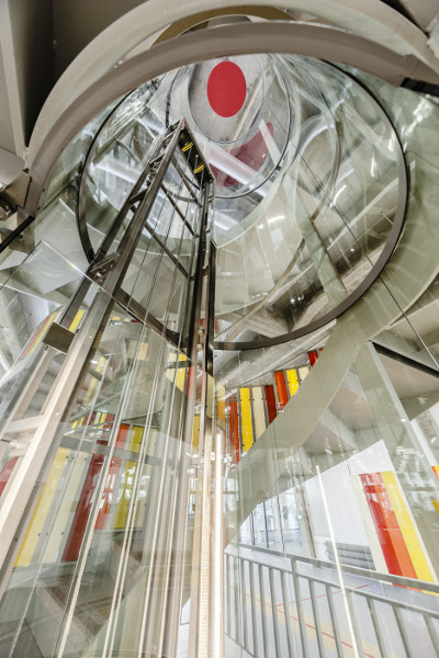 Vertikální propojení zajišťují prosklené výtahy