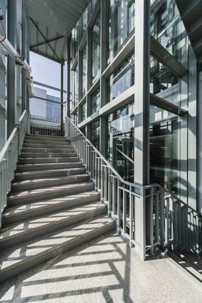 Zadní fasádě dominuje nové prosklené schodiště s výtahy