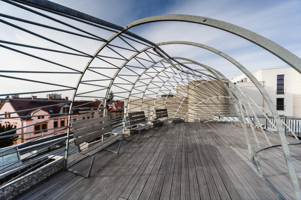 Odpočinková terasa na střeše slouží především v letních měsících. Místa zastiňuje pergola.