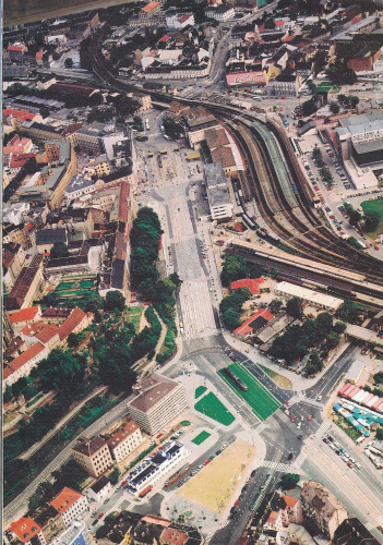  Letecký pohled na souběh železničního a tramvajového uzlu z roku 2001