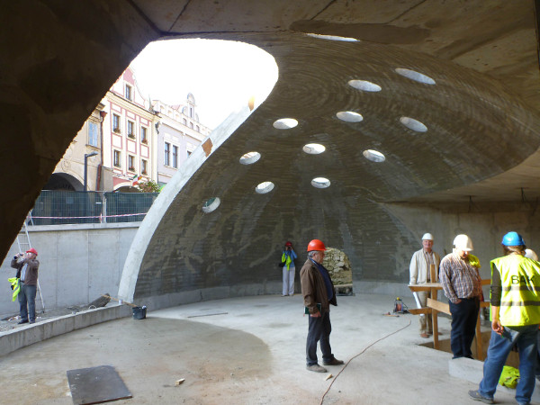 Vstupní prostor zaklenutý kopulí z pohledového betonu