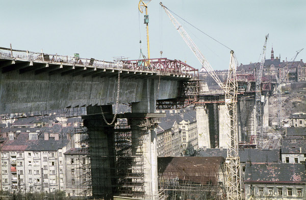 Obr. 24. Letmá betonáž nosné konstrukce mostu