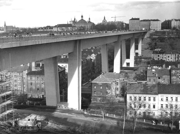 Obr. 26a. Pohled na dokončený most. Silniční doprava v horní úrovni mostu byla zahájena 22. 2. 1973