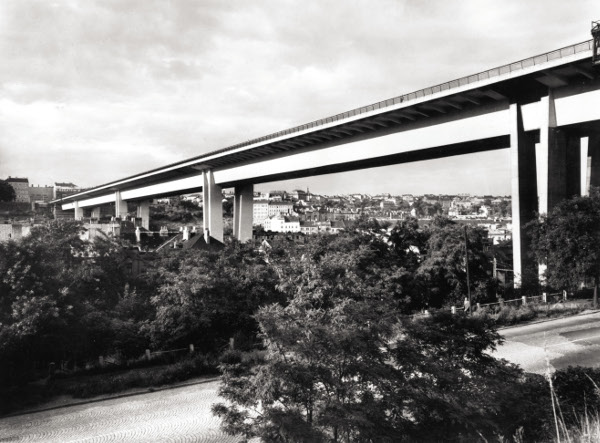 Obr. 26b. Pohled na dokončený most. Celý most uveden do provozu 9. 5. 1974 spolu se zahájením provozu metra
