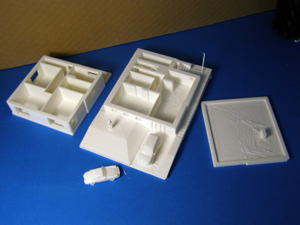 Model rodinného domu v měřítku 1 : 100, tisknutý po patrech, stafáž (lidé a auta) tisknutá samostatně (tisk na zařízení Profi3Dmaker, materiál PLA) 