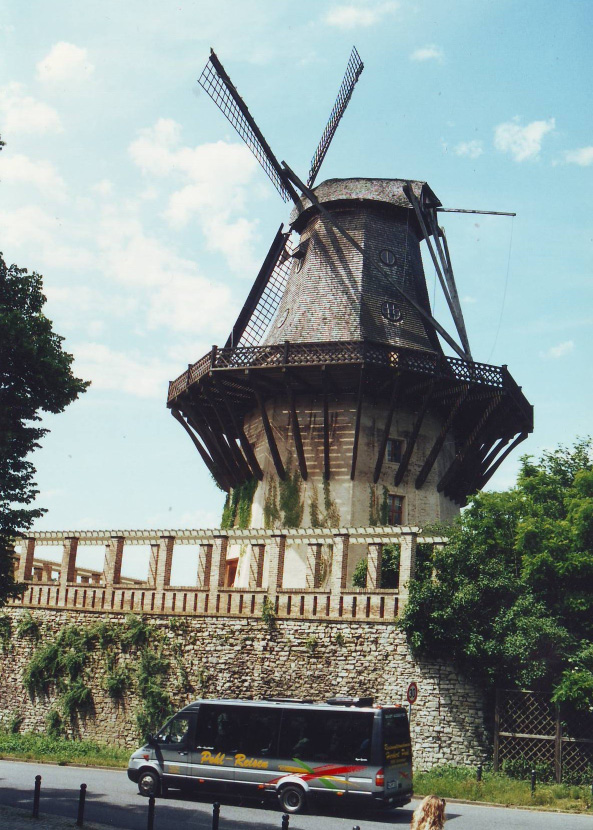 Replika větrného mlýna na původním místě u zámku v Postupimi