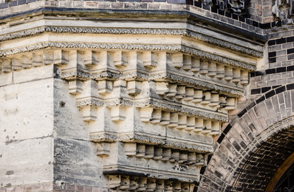 Fasáda porodnice je z režných cihel, sokl a kružby kolem oken jsou kamenné. Římsy a některé detaily zdobí černá a zelená glazura (foto: Tomáš Malý).