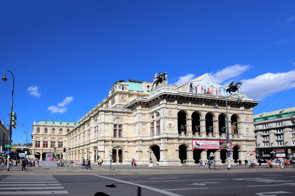 Vídeňská opera (Wiener Staatsoper) v současnosti (foto: Bwag)