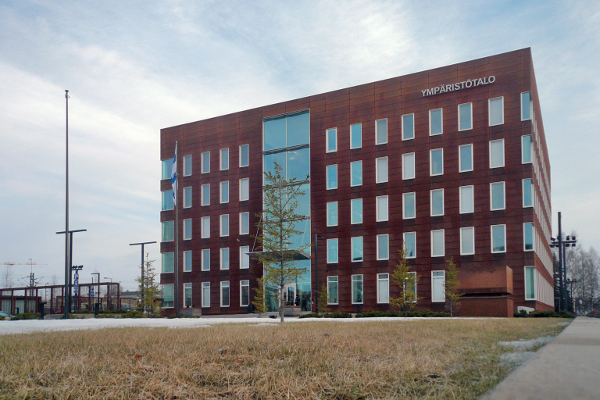 Budova stavebního úřadu BSO v Oulu s fasádou z kortenové oceli (zdroj: archiv autora)