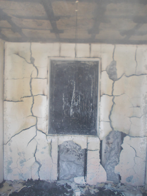 Obr. 2. Zkušební dřevostavba s protipožárním oknem po požáru