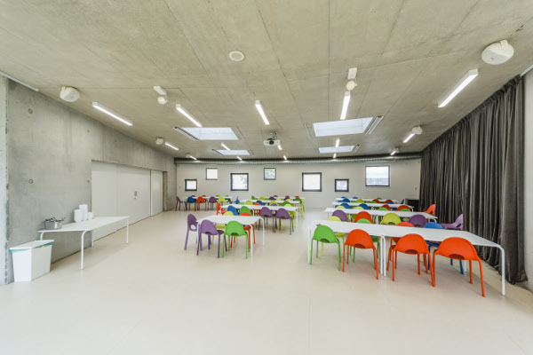 Atrium umožňuje žákům pobyt ve venkovním prostoru, aniž by opustili budovu školy (foto: Tomáš Malý)