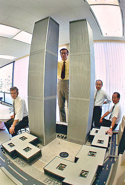Obr. 9. Yamasakiho tým s výsledným návrhem komplexu WTC z ledna 1966
