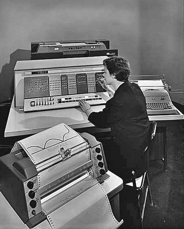 Obr. 11. Stolní technický počítač IBM 1620 pro výpočet Twin Towers (výroba 1959 až 1970)