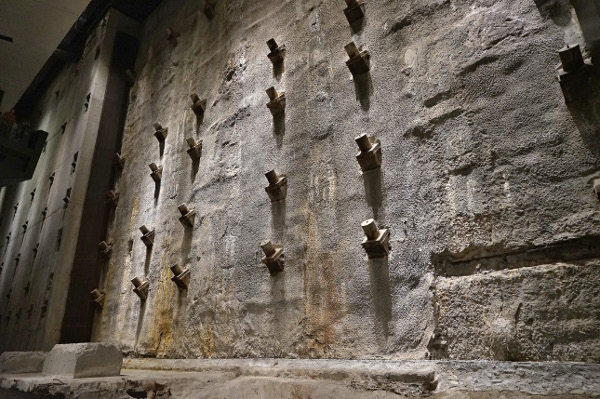 Obr. 15. Současná podoba původní kotvené podzemní stěny z roku 1968