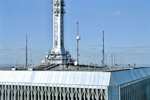 Obr. 23. Detail antény osazené na vrcholek věže 1WTC v roce 1978