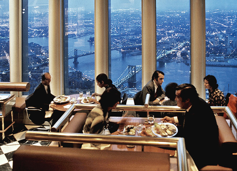Obr. 24. Legendární restaurace Windows on the World v nejvyšších patrech věže 1WTC, zdroj: Burt Glinn