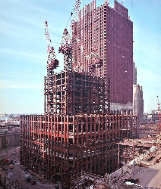 Obr. 28. Montáž ocelové nosné konstrukce Twin Towers pomocí jeřábů ?kangaroo?, zdroj: H. A. Dunne & Co.