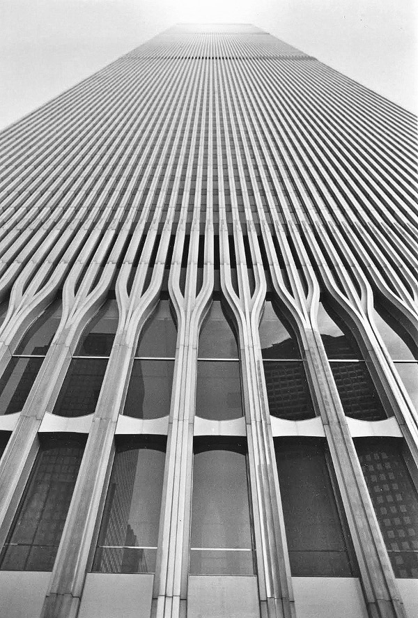 Obr. 29. Charakteristický vzhled pláště Twin Towers s rastrem sloupů chráněných hliníkovými výlisky