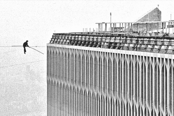 Obr. 36. Francouzský provazochodec Philippe Petit mezi věžemi WTC v roce 1974