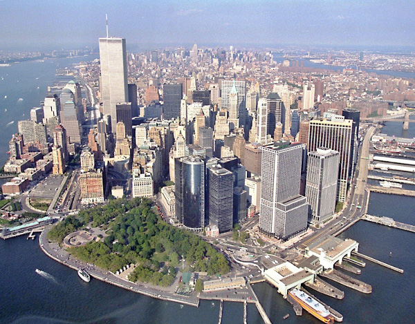 Obr. 53. Historický pohled na jižní cíp Manhattanu v New Yorku s původním komplexem WTC, zdroj: Manhattan4