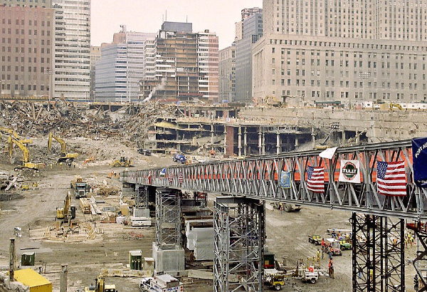 Obr. 20. Provizorní ocelový most Liberty Street Ramp pro přístup do stavební jámy po zničeném WTC (březen 2002)