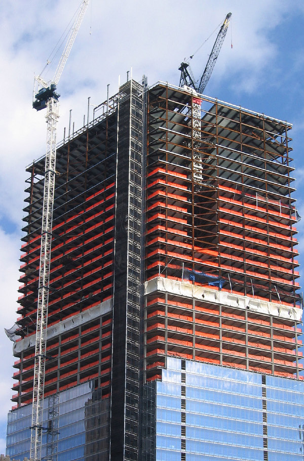 Obr. 25. Rychlá montáž ocelové konstrukce nové budovy 7WTC architekta Davida Childse/SOM (říjen 2004)