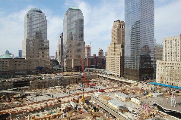 Obr. 27. Staveniště nového WTC v březnu 2007, vpravo nová budova 7World Trade Center, zdroj: Mike Roberts