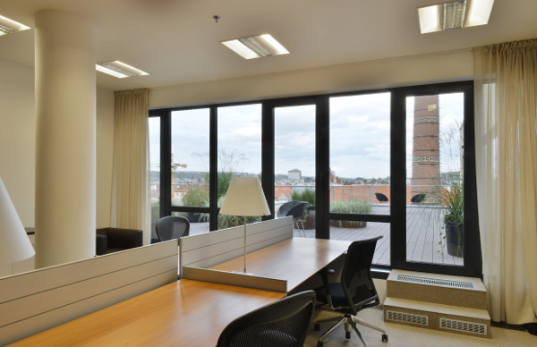 Interiér kanceláří s výhledem na terasu