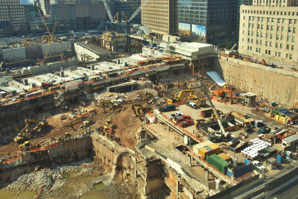 Obr. 3. Komplexní výstavba několika objektů současně na Ground Zero v září roku 2008, zdroj: Mike Roberts