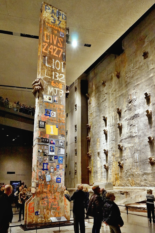 Obr. 22. Ocelový sloup Last Column z původních Twin Towers a úsek původní pažicí stěny komplexu WTC v podzemním sále West Chamber muzea