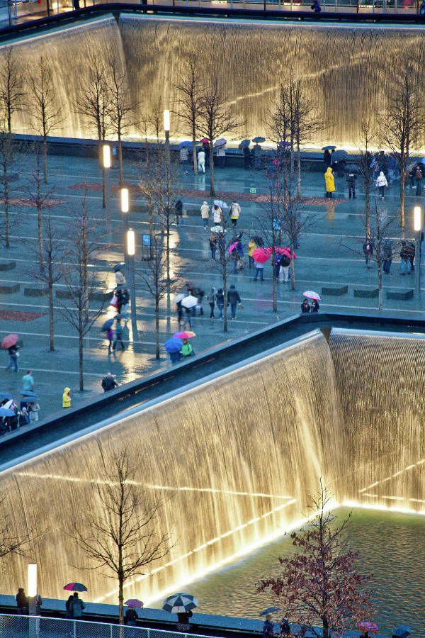 Obr. 25. Současná podoba Památníku 11. září při večerním osvětlení, zdroj: Joe Woolhead