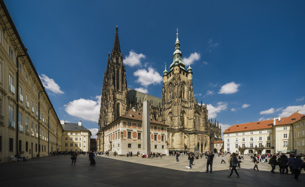 Dokončená katedrála sv. Víta, Václava a Vojtěcha, pohled od jihu se Zlatou bránou