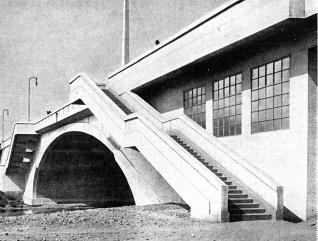 Největší oblouk Libeňského mostu přes dnes již zasypané rameno Vltavy (zdroj: časopis Styl XI (XVI), 1931-32)